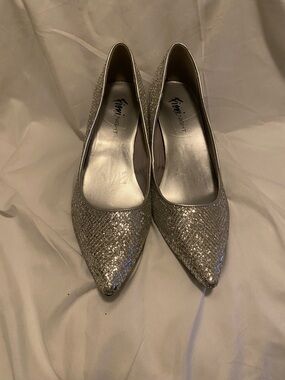 FIONI Clothing Silver Glitter Pointed Toe Heels